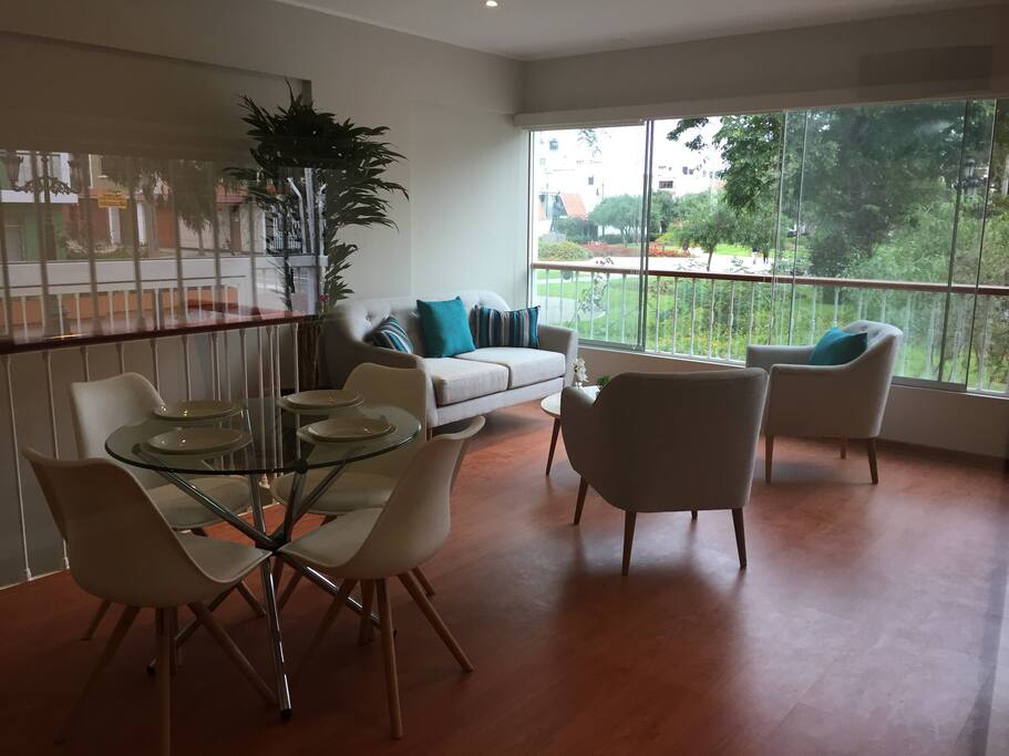 Sala y comedor con vista a parque