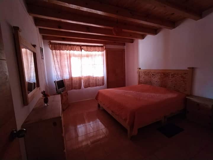 Recamara principal con TV por cable y cama Kung sizes