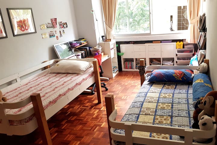 Chumba cha watoto kilicho na vitanda 2 vya ziada vya mtu mmoja