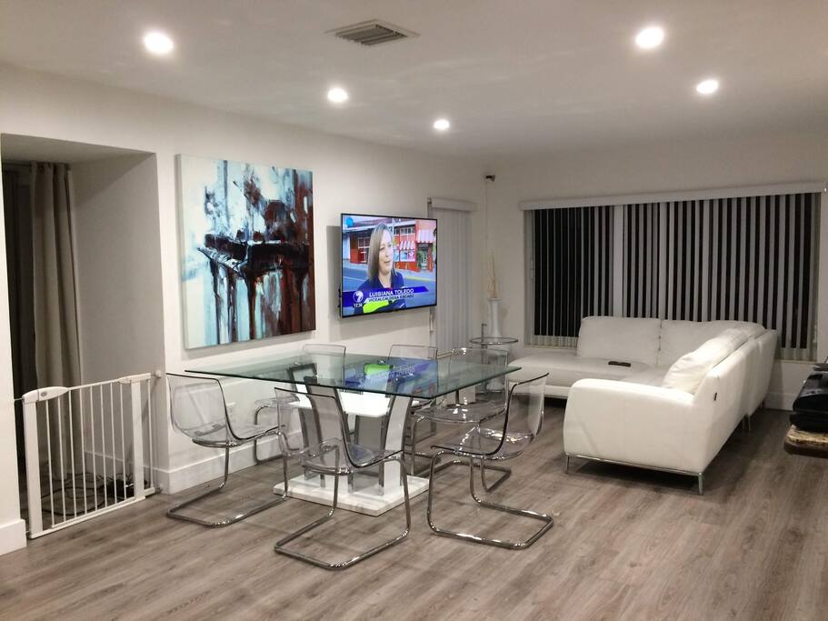 Dining table + 6 chairs / white leather sectional