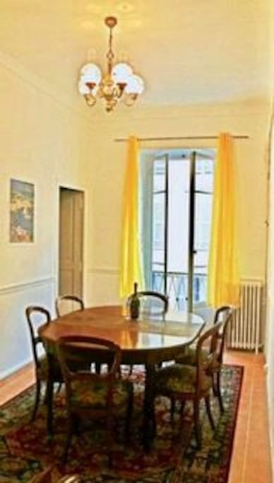 Dining Room with Balcony/ Salle a Mangé avec Balcon