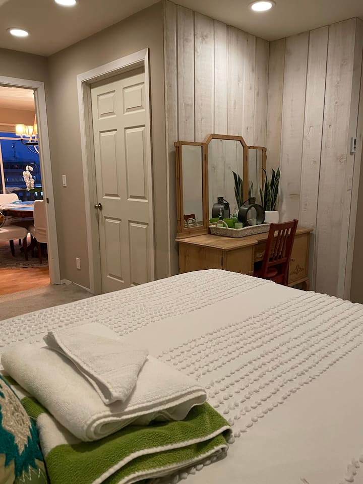 זה חדר השינה הראשי ממש ליד חדר האוכל. חדר אמבטיה צמוד עם מקלחת. גישה נהדרת למפלס אחד למטבח, פינת אוכל, סלון, דק וגינה! המחותנים שלי בני ה -86 נמצאים בגן עדן ללא מדרגות. 