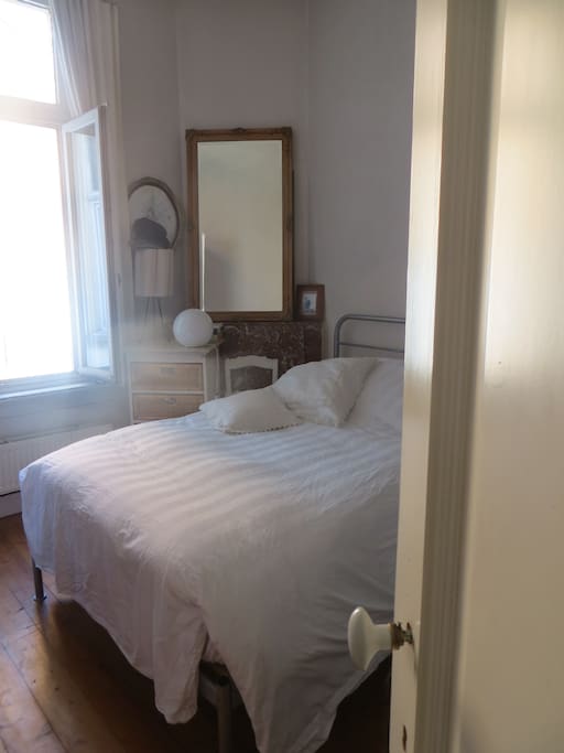 white sheets, lace, peacefull, clean, quiet..