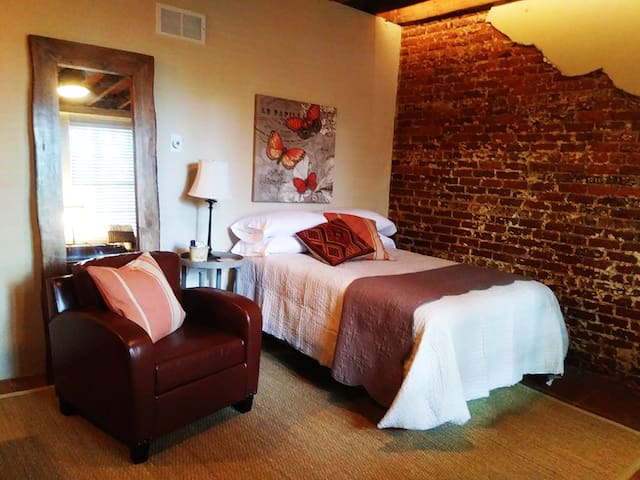 The Nest (Campus Courtyard Loft at USC)