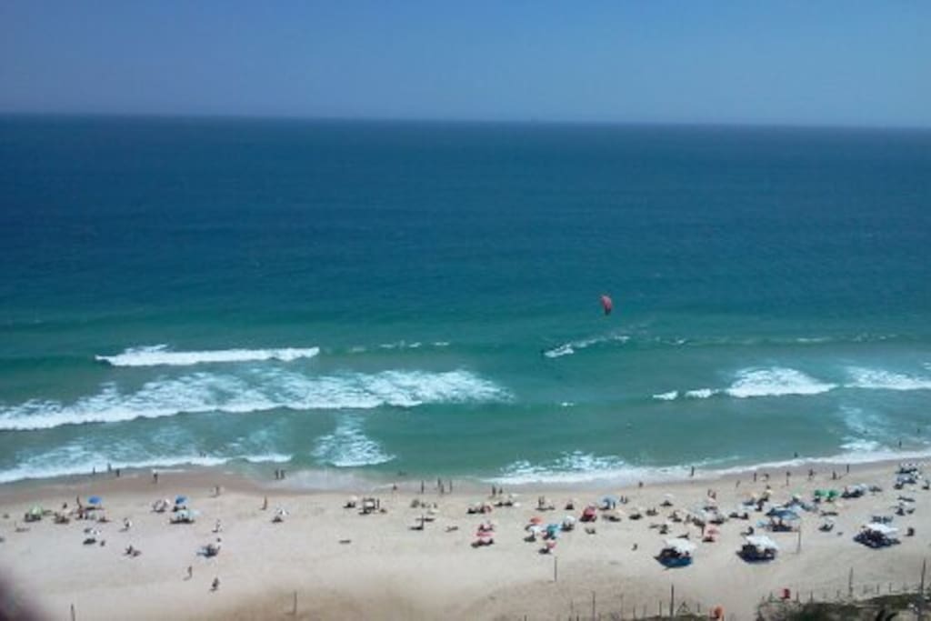 Além do banho de mar, você pode praticar Kite, Surf, Caminhada, Voley e FutVoley e tem ainda pista para bike.