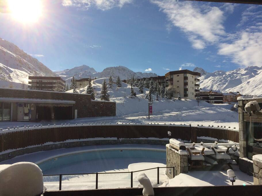 View from balcony showing access to pistes. Vu du balcon accès aux pistes.