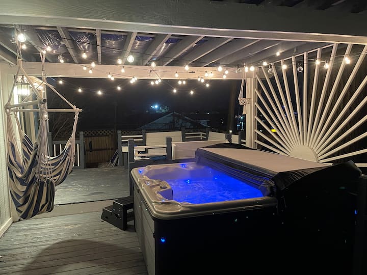 4 Bedrooms, Pizza Oven, Hot Tub, Mini-Golf & More!