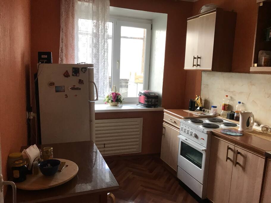 Кухня. В распоряжении гостей будет вся техника и посуда,а также продукты основной необходимости(чай,кофе,масло,соль-сахар и т.д)