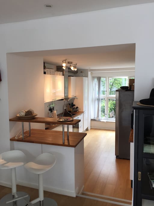 The cook – kitchen with a full view of the yard and possibility to serve an outdoor dinner via the big windows. The kitchen contains a large American fridge (ice maker), induction stove, air heat oven, microwave oven, electrical kettle and dishwasher.
