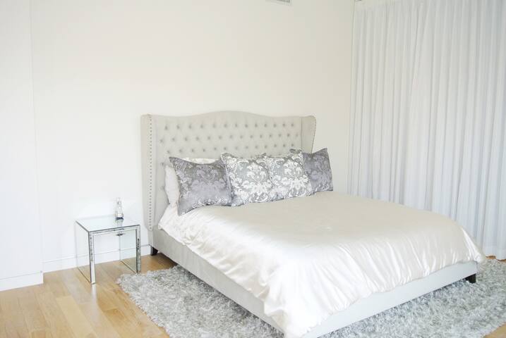 Modern Luxurious & Prime Location gallery image 3