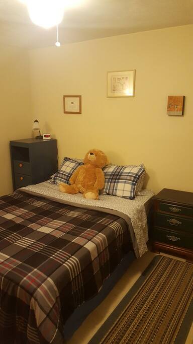 Queen Bed /Cable /AC /Bathroom