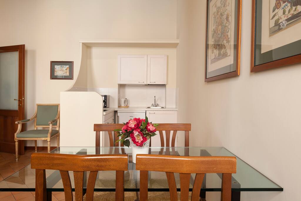 Kitchenette and dining area
