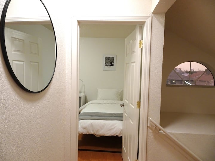 Ukumbi wa ghorofani unaounganisha vyumba 2 vya kulala, chumba cha kulala cha malkia na bafu.