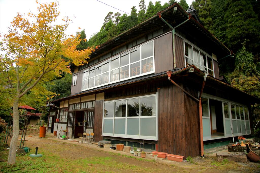 Since the old folk house built 100 years ago.
築100年の古民家です。