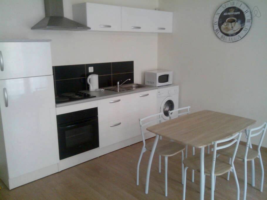 Grand appartement, une chambre double, un séjour avec cuisine équipée. Salle de Bain. Canapé. Table et chaises. Wi-Fi et Clim !