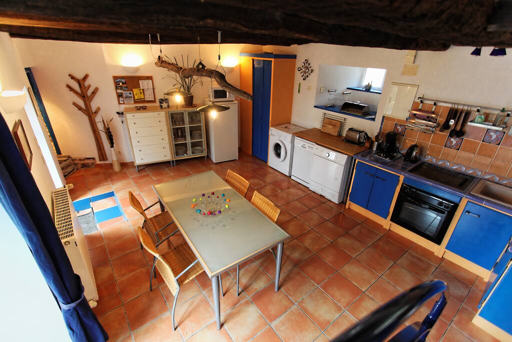 Vue sur cuisine (four, plaques vitrocéramiques, lave vaisselle, lave linge, sèche linge)