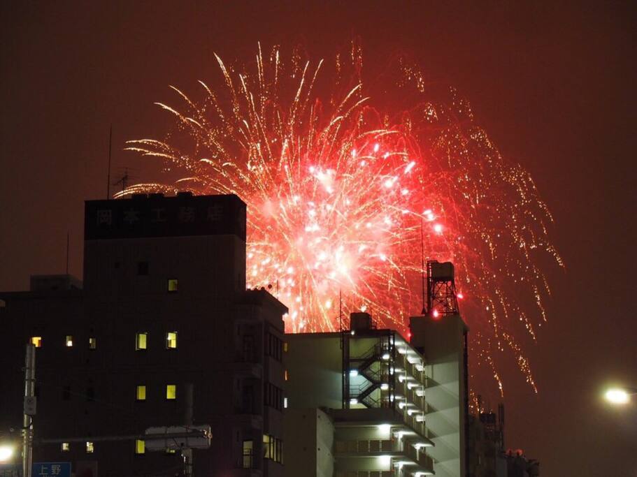 雨中的东京隅田川花火大会 东京旅游攻略 尽在airbnb爱彼迎