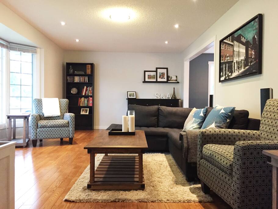 Family room - Cable TV, Apple TV & Netflix