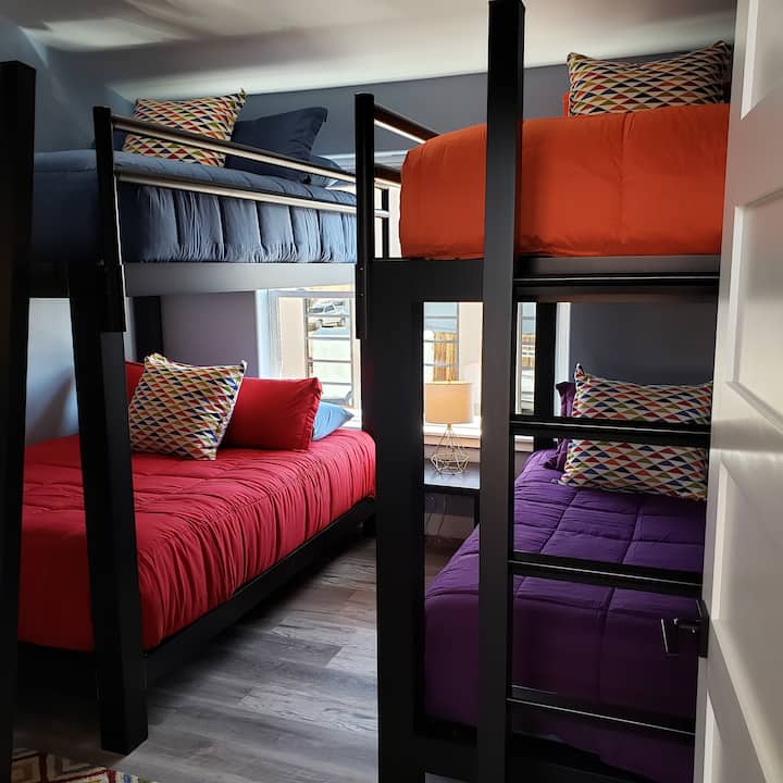 In slaapkamer 2 vind je een queensize bed boven een queensize bed en een stapelbed met twee eenpersoonsbedden.