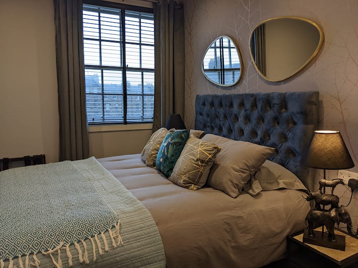 Големиот писател во Единбург, Роберт Луис Стивенсон, не ги сонуваше своите романи на овој кревет. 