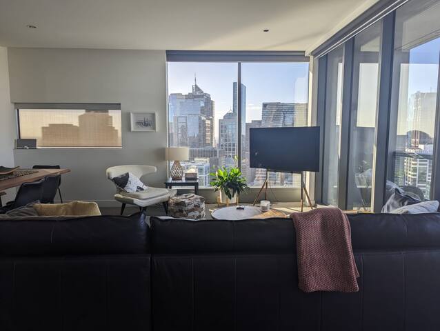 Luxury City Views on 32nd floor with 2 car parks gallery image 2