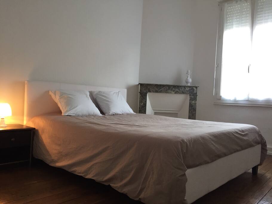 Lit 160x200 . Matelas mémoire de forme soutient ferme . Commode à dispo + table de chevet .