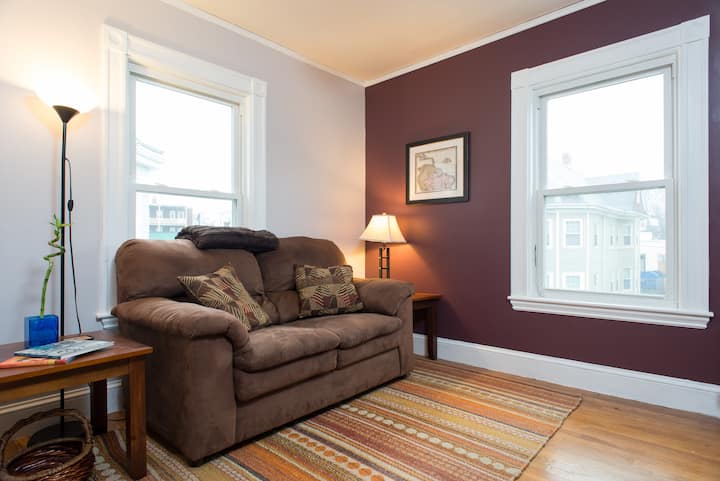 Comfy Renovated Room In Spacious Apartment! - Quincy, MA