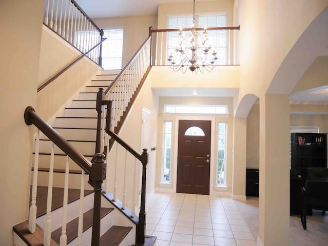Classic, spacious 3859 sq ft home awaits you! gallery image 2