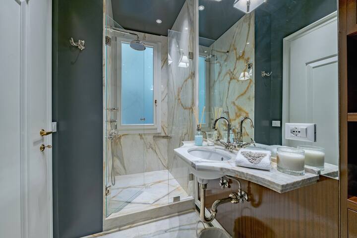 Unicko: 2-bed with premier views on Ponte Vecchio gallery image 4