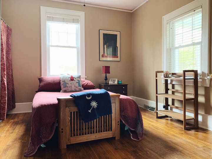 带全尺寸床的客房