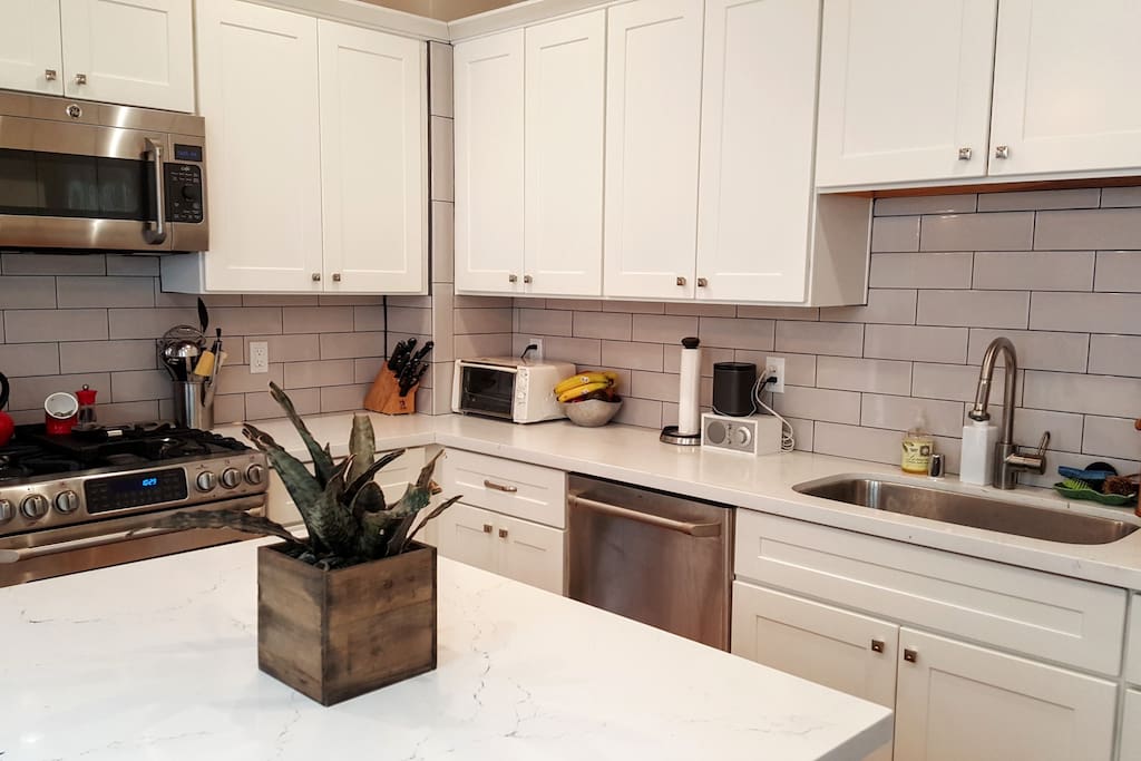 Brand new, fully-stocked kitchen with high-end appliances and esp