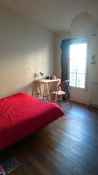 Chambre avec lit double et bureau