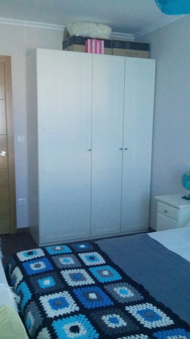 El armario de la habitación tiene tres puertas y dos colgadores