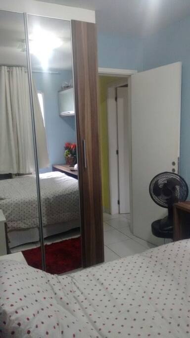 Quarto casal com cama,armários com bancada grande,básculas!