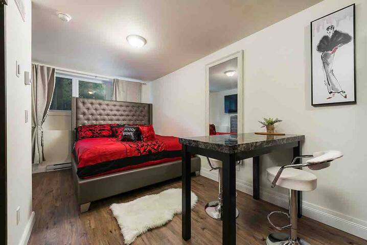 Lux Studio, Olympic Beauty, King size bed,WiFi,A/C