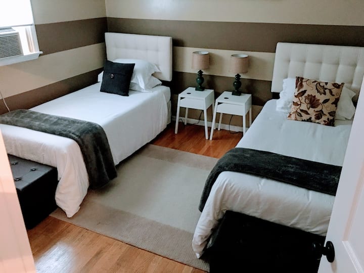 Საძინებელი #3: მდებარეობს ზემოთ ორი (2) დამატებითი ტყუპი საწოლით ან ერთი (1) დიდი საწოლით