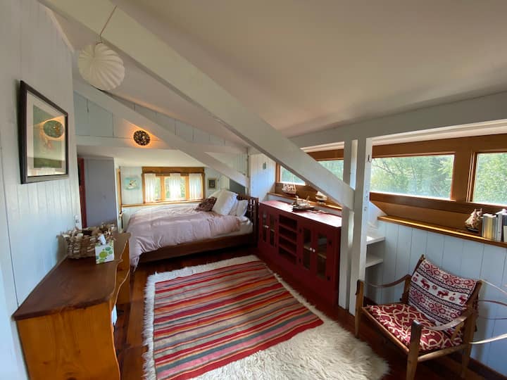 Hlavný apartmán na 3. poschodí. Máte pocit, že ste dosiahli najvyššiu úroveň domu na strome s výhľadom zo všetkých strán na okolité pozemky. 