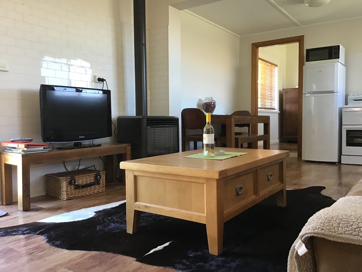 Popular Airbnb listing: The Old Dairy - convenient country charm in Orange City Council