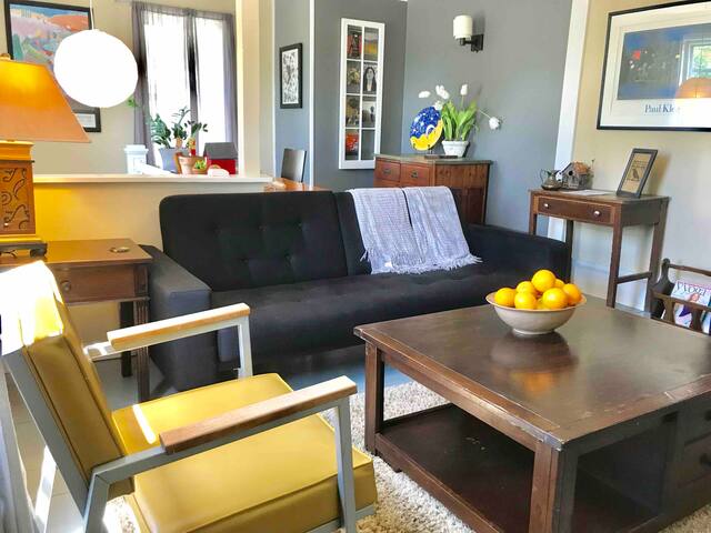 Charming, Comfy  duplex 1 bedroom apt w/King bed