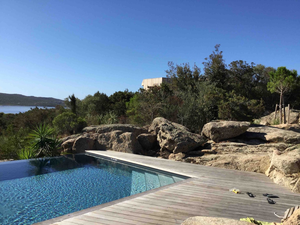 House with pool, sea view, next to the beach