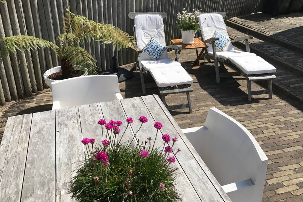 ligstoelen in de tuin