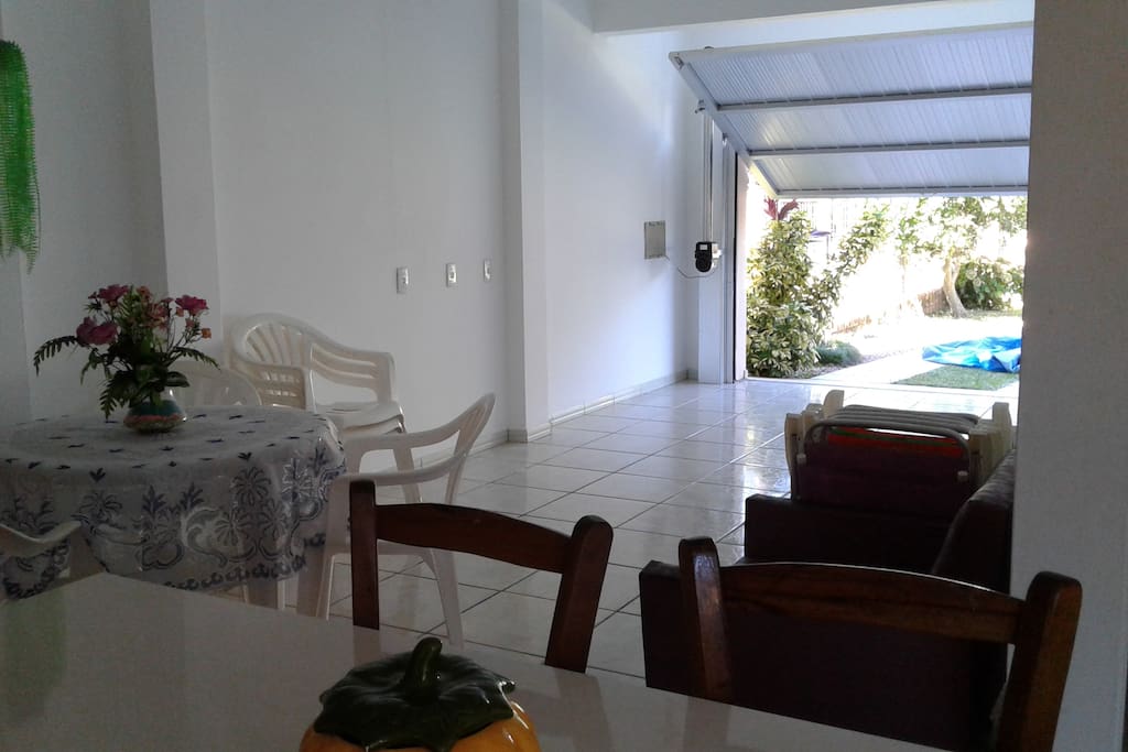 Vista da cozinha para a garagem