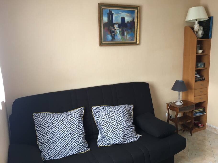 canapé lit dans chambre privée