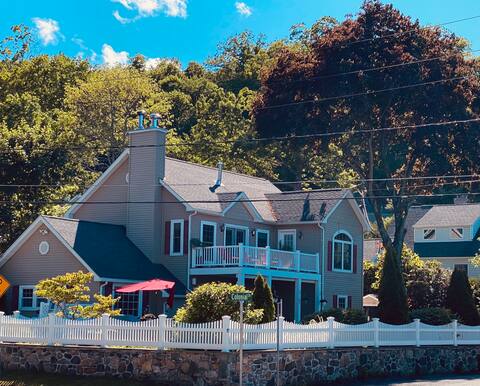 Lake Life in beautiful updated Lake House