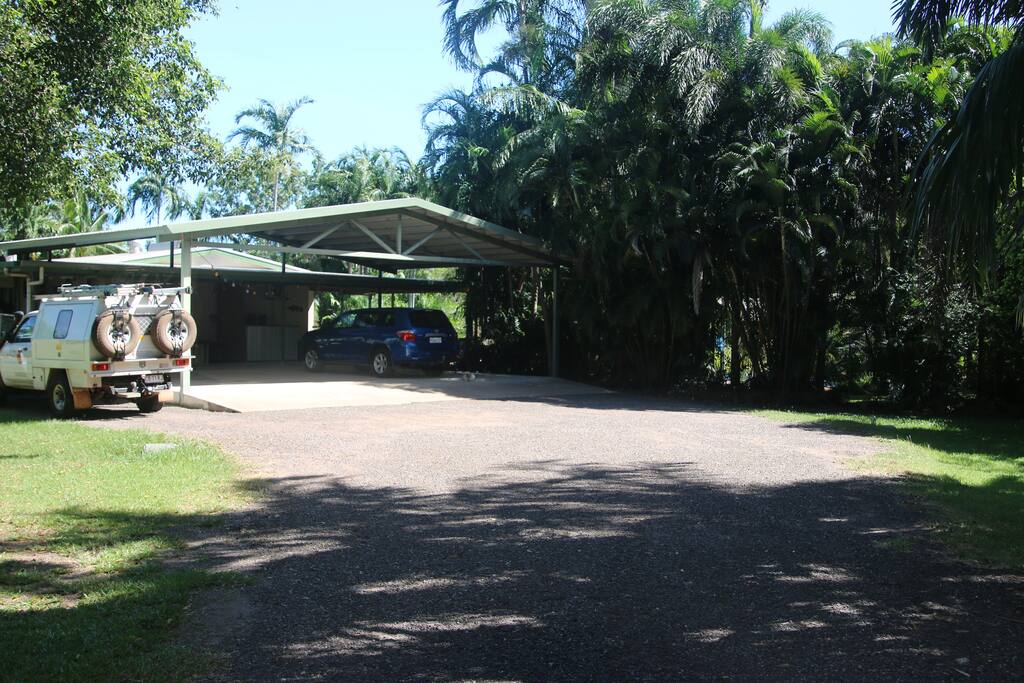 This Exceptional property is set on over an acre of land and just 50 metres from the magnificent Marlow Lagoon recreational area.