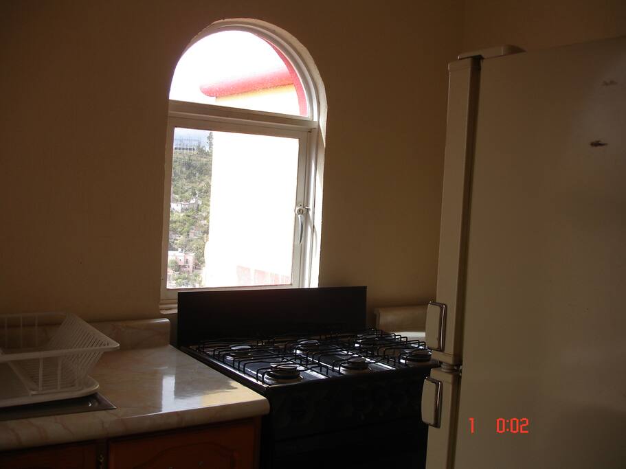 Cocineta, con estufa y refrigerador