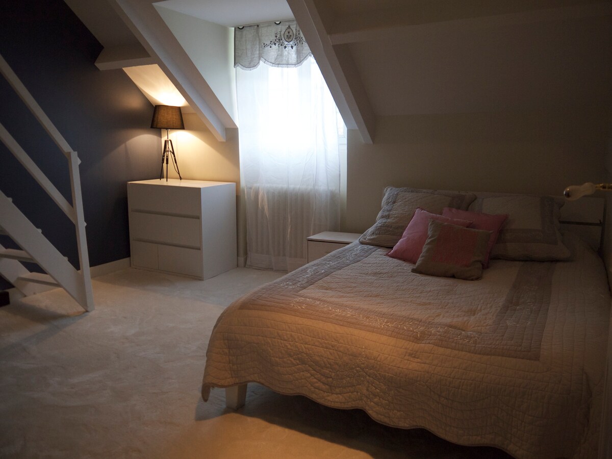 Spálňa s mezanínovým vybavením, druhé poschodie