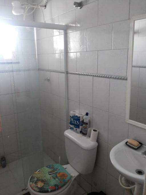 Pequeno banheiro fora do quarto e compartilhado hóspede e proprietário.