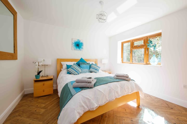 Chumba cha bluu,chumba cha kulala 2, kitanda cha ukubwa wa chini cha mfalme na makabati ya kando ya kitanda, WARDROBE, 