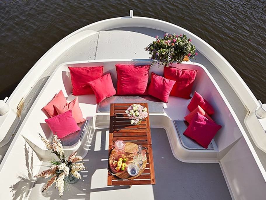 10 Stunning Houseboats Airbnbs On Amsterdam Canals ItsAllBee Solo